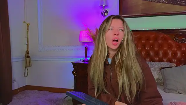 Real Tini online show from December 5, 2025, 6:22 am