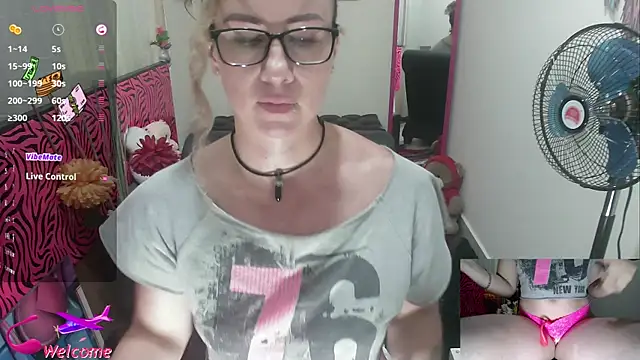 ViickySexy online show from September 17, 2025, 7:37 pm