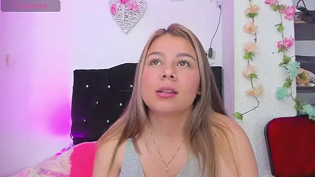 little tifanny82 online show from February 18, 2025, 3:10 pm