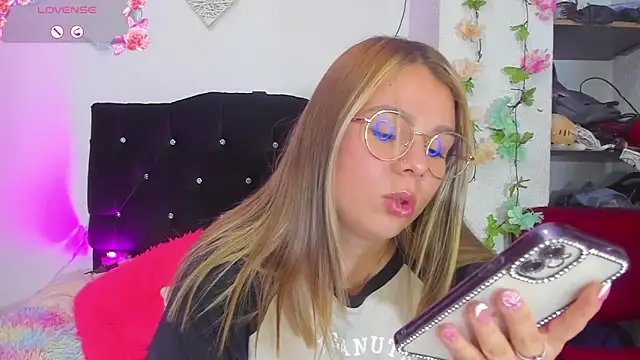 little tifanny82 online show from February 26, 2025, 2:36 pm