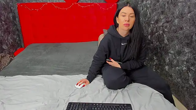 LayaFlow online show from December 13, 2024, 8:30 am