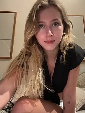 LunaRase online show from February 9, 2025, 2:07 pm