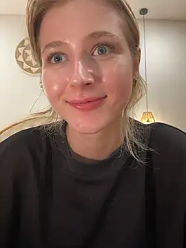 LunaRase online show from March 3, 2025, 2:04 pm