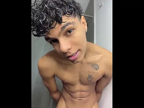 Snapshot of james_dreams_ chatting on May 15, 2026, 11:45 pm james dreams online show from May 15, 2026, 11:45 pm
