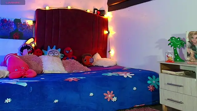 alisson zafiro  online show from September 19, 2025, 3:19 am