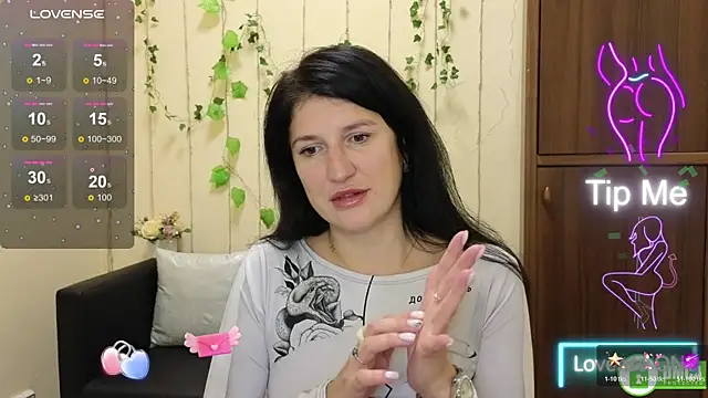 Alianna Solo Kisses online show from November 3, 2025, 12:28 pm