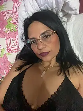 paolagomez  online show from February 5, 2025, 6:46 am