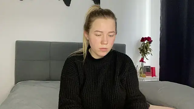 Embersweetbunny online show from February 1, 2025, 11:21 am