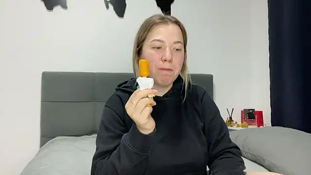 Embersweetbunny online show from February 3, 2025, 3:17 pm