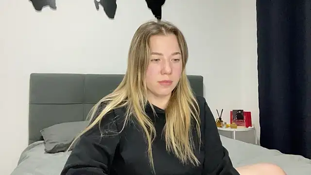 Embersweetbunny online show from February 3, 2025, 9:07 pm