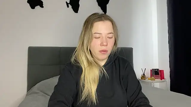 Embersweetbunny online show from February 4, 2025, 7:51 am