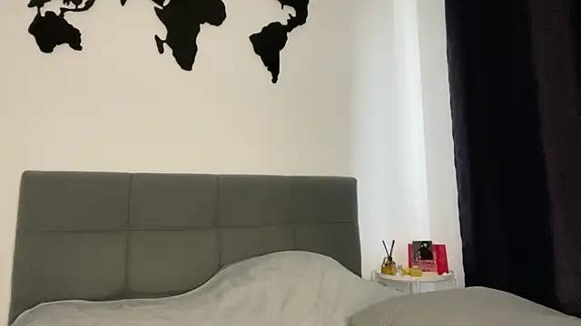 Embersweetbunny online show from February 4, 2025, 1:59 pm