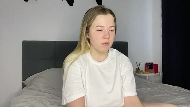 Embersweetbunny online show from February 6, 2025, 7:13 am