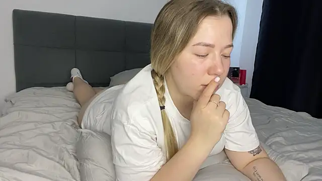 Embersweetbunny online show from February 6, 2025, 1:21 pm