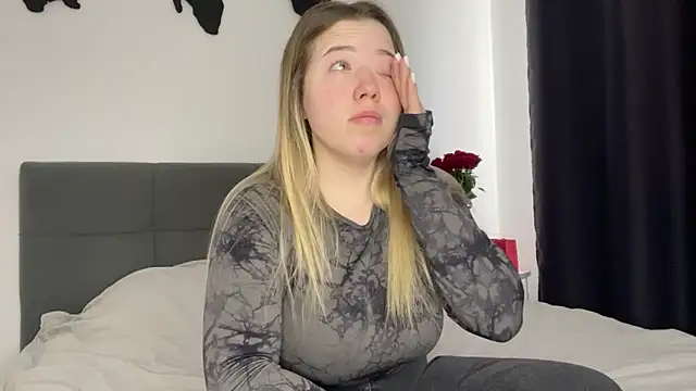 Embersweetbunny online show from February 9, 2025, 7:49 am