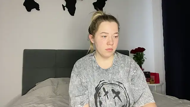 Embersweetbunny online show from February 11, 2025, 7:12 am