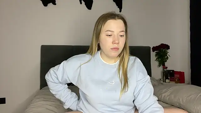 Embersweetbunny online show from February 12, 2025, 3:49 pm