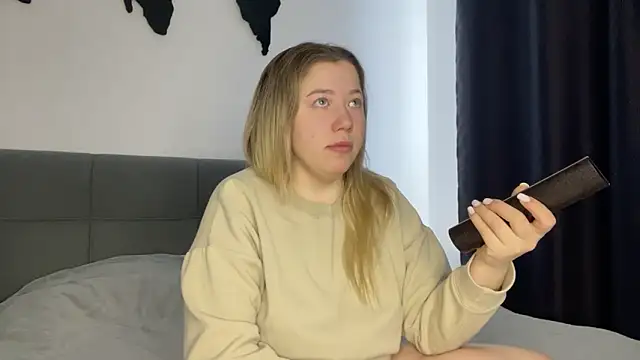 Embersweetbunny online show from February 18, 2025, 8:16 am