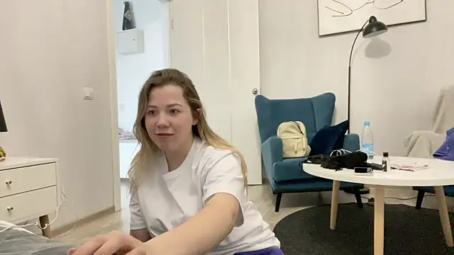 Embersweetbunny online show from March 2, 2025, 1:16 pm