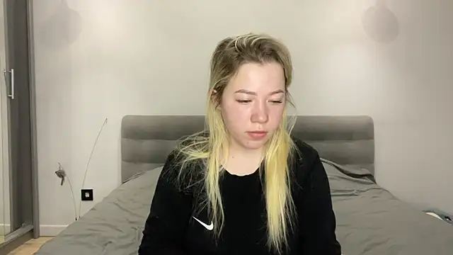 Embersweetbunny online show from December 5, 2025, 6:22 am