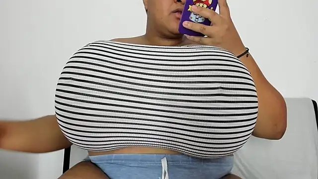 Snapshot of bigmom69_ chatting on July 8, 2026, 2:10 pm bigmom69 online show from July 8, 2026, 2:10 pm