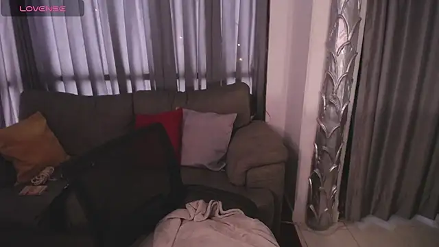 lia huan online show from February 3, 2025, 1:51 pm