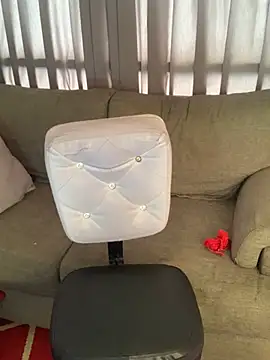 lia huan online show from March 7, 2025, 5:28 pm