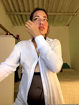 lia huan online show from September 17, 2025, 2:08 pm