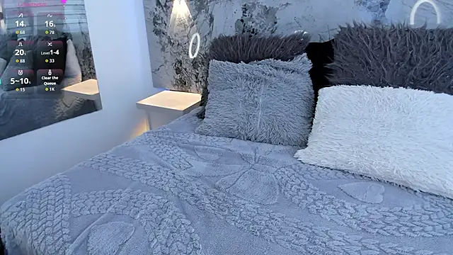 LIZ HOLMES online show from October 9, 2025, 12:03 pm