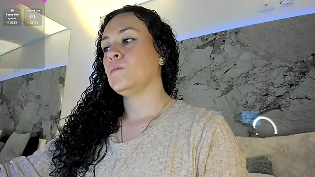 LIZ HOLMES online show from November 25, 2025, 10:48 am