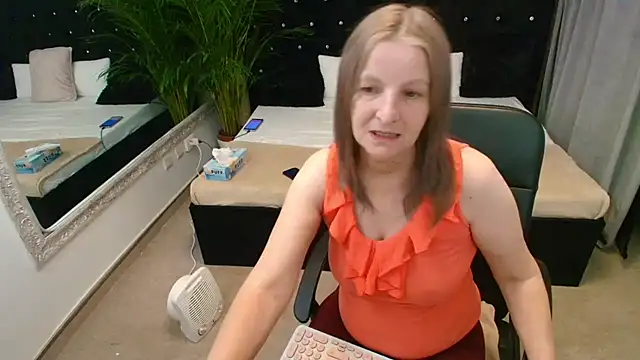 Lilly hott online show from November 24, 2025, 6:51 pm