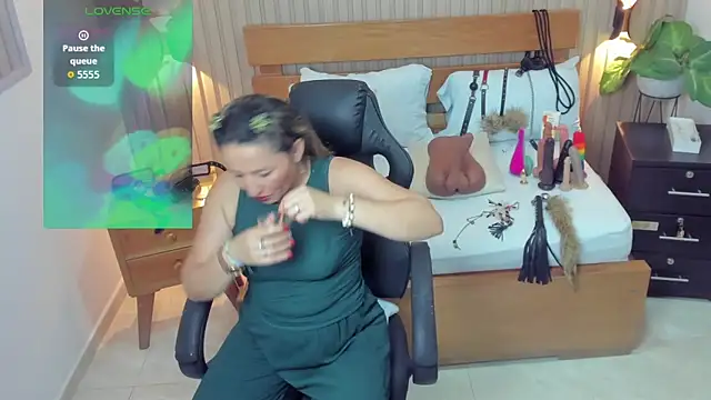 luciana ballesteros  online show from October 28, 2025, 12:19 pm