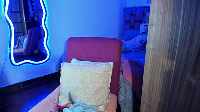 ladyrd1 online show from February 14, 2025, 7:49 am