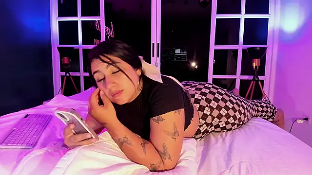 sabrinamilani online show from February 6, 2025, 9:43 am