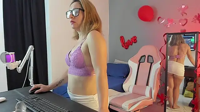 Snapshot of Yelena03 chatting on February 13, 2025, 9:38 pm Yelena03 online show from February 13, 2025, 9:38 pm