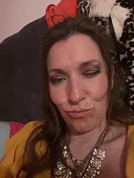 Snapshot of Lwhite1 chatting on May 31, 2026, 10:33 pm Lwhite1 online show from May 31, 2026, 10:33 pm