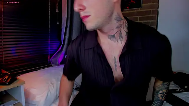 liam oficial02 online show from May 24, 2026, 3:44 am