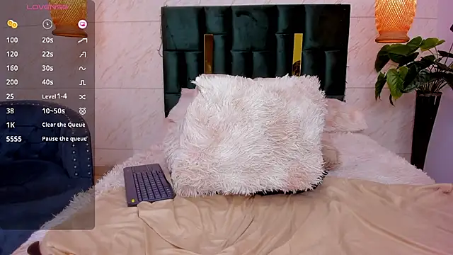 Taiissa  online show from February 7, 2025, 11:55 pm