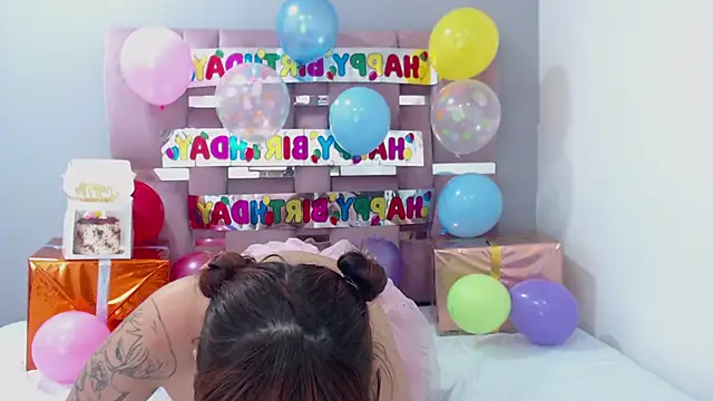 EmiliaKurt online show from February 3, 2025, 8:57 pm