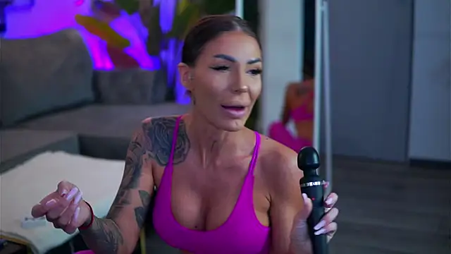 Snapshot of RaquelleVon chatting on February 16, 2026, 10:22 am RaquelleVon online show from February 16, 2026, 10:22 am