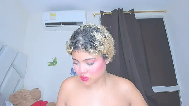 sofiacastillo01 online show from April 19, 2026, 6:10 pm