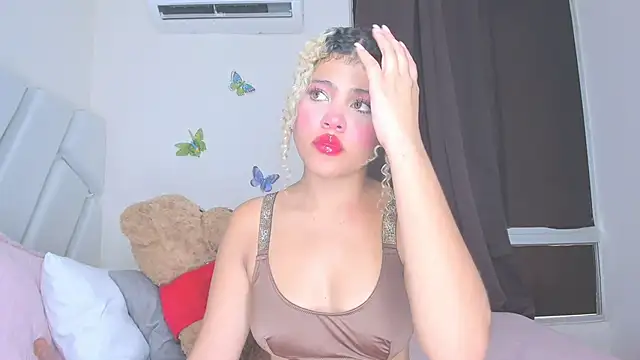 sofiacastillo01 online show from April 20, 2026, 4:54 pm