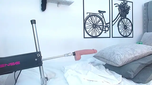 YUSELFI ROSS  online show from February 12, 2025, 6:51 pm