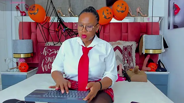 Snapshot of ShantalDior chatting on October 31, 2025, 3:29 am ShantalDior online show from October 31, 2025, 3:29 am