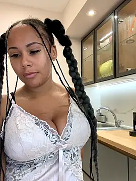 HaileyDiana online show from November 24, 2025, 12:27 pm