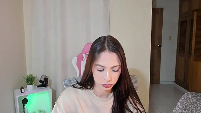 shanakendal2 online show from February 18, 2025, 1:33 pm