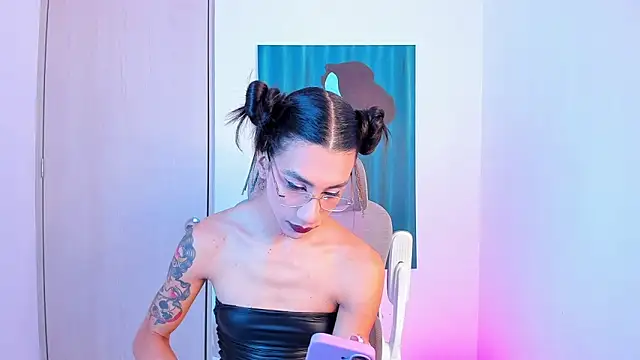 sofiaa grey  online show from April 21, 2026, 4:01 pm