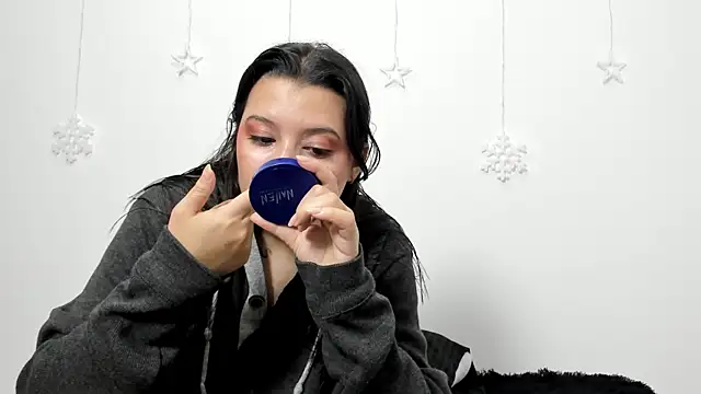 cami-01 online show from April 23, 2026, 8:33 pm