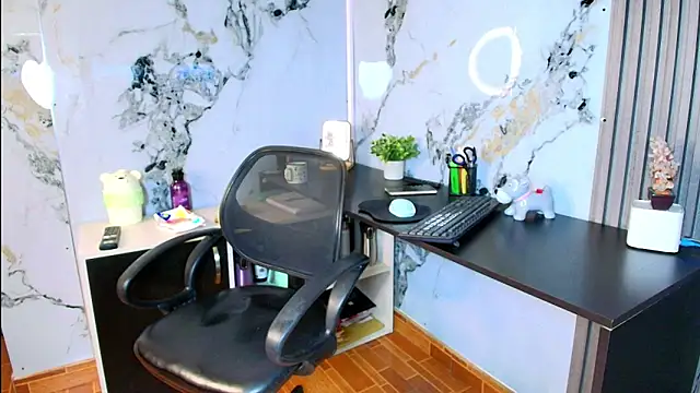 AlixLong online show from April 18, 2026, 2:04 am