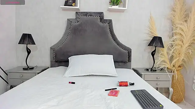 LaurenSnow online show from December 18, 2025, 3:07 pm